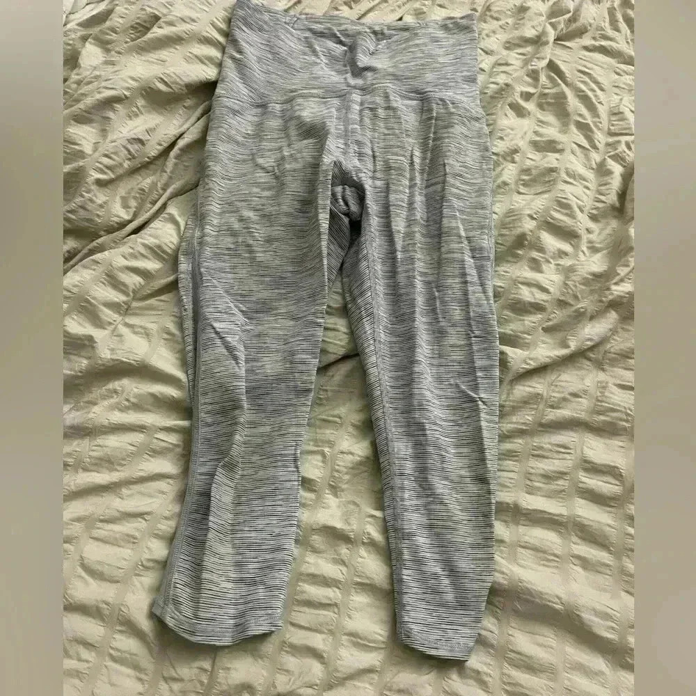 "" Lululemon "" Train Times Gray Leggings, size 4, cropped - Picture 2 of 4